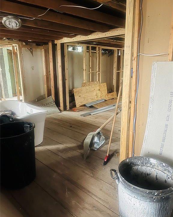 2nd image of 6838 Julian Ave