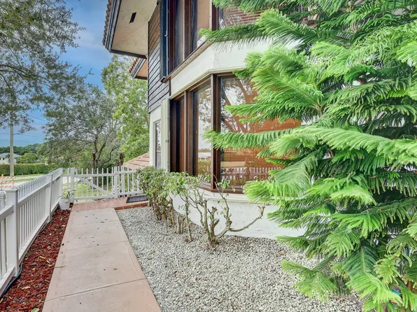 460 Pine Circle, Boca Raton, FL 33432