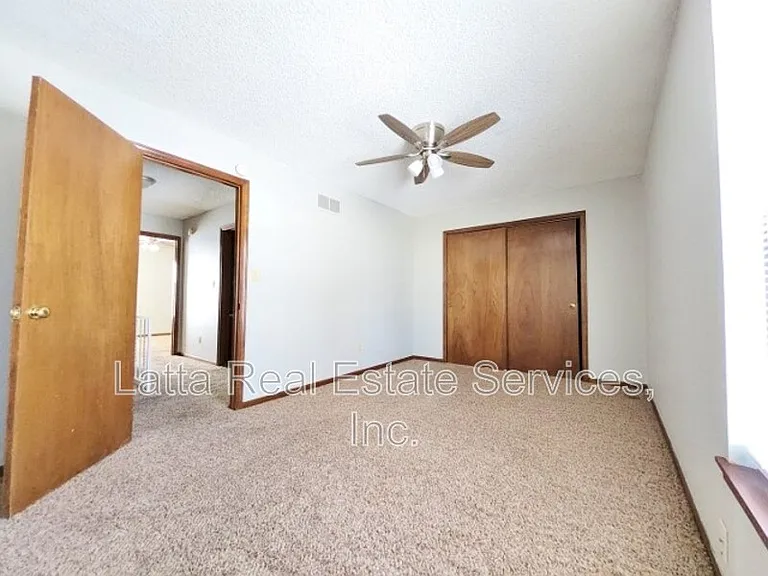 18810 E Manor Dr — Photo 8