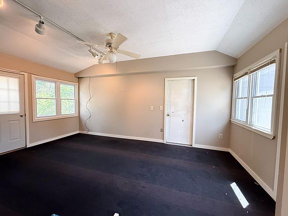 4th image of 938 Selby Ave
