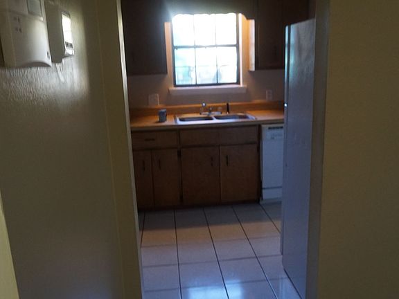 5th image of 914 Lakeside Dr