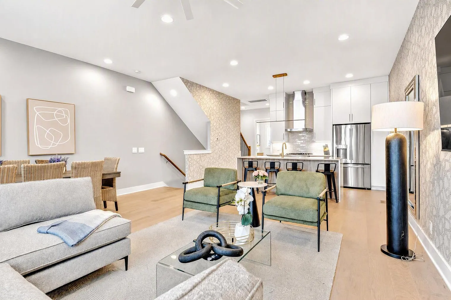 8 bed, 8.0 bath, 3993 sqft, $15,241 — Photo 3