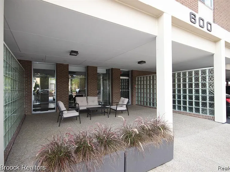 600 W Brown St #309 — Photo 4