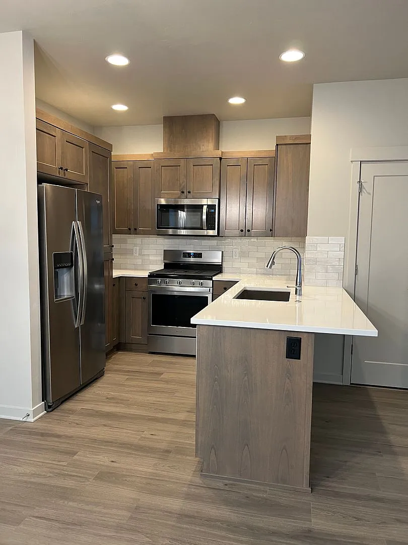 Move In Special! 3 Bedroom / 2.5 Bathroom Townhome In Nw Redmond's Dry Canyon Community — Photo 3
