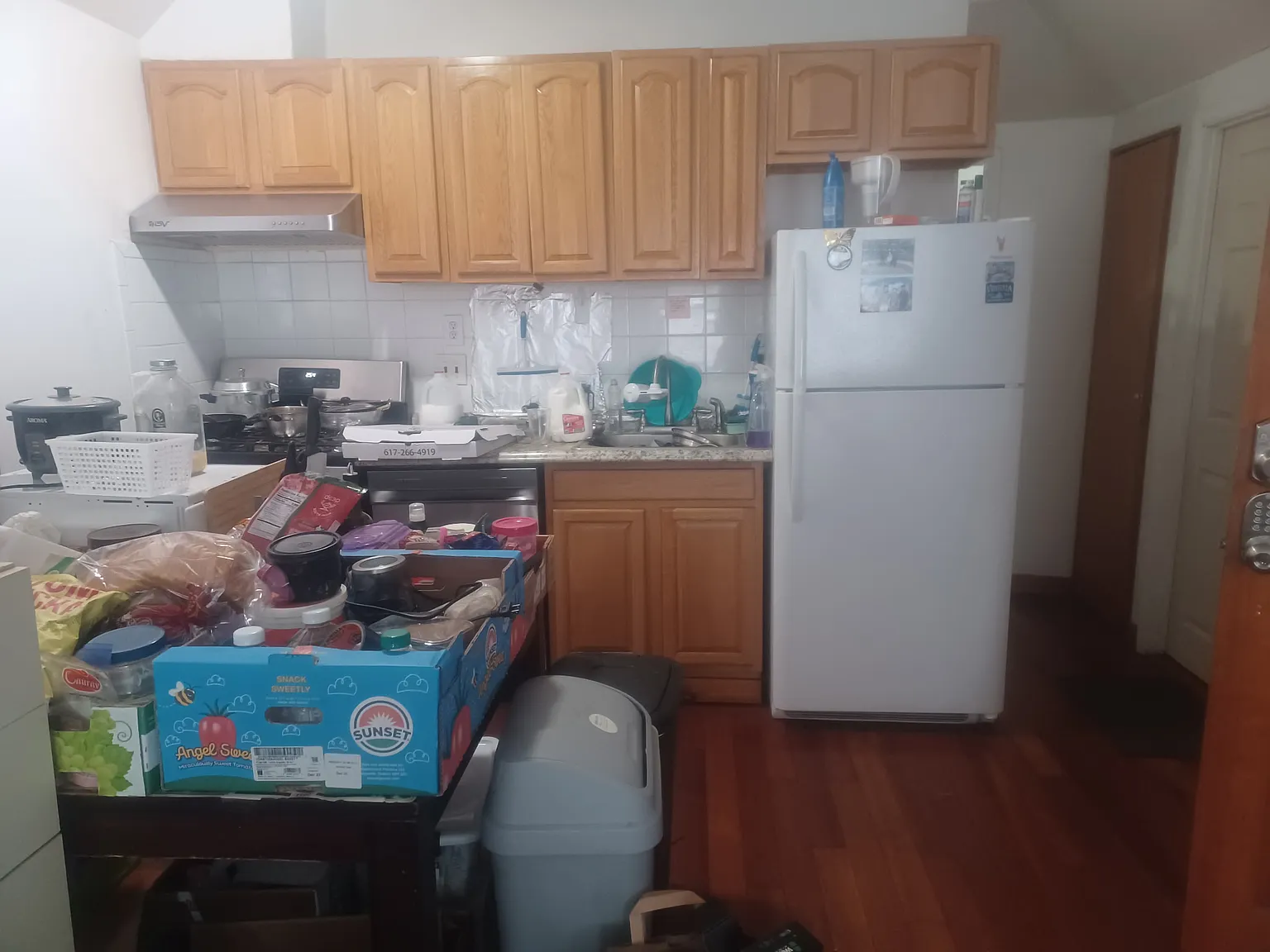 3 bed, 900 sqft, $3,300 — Photo 2