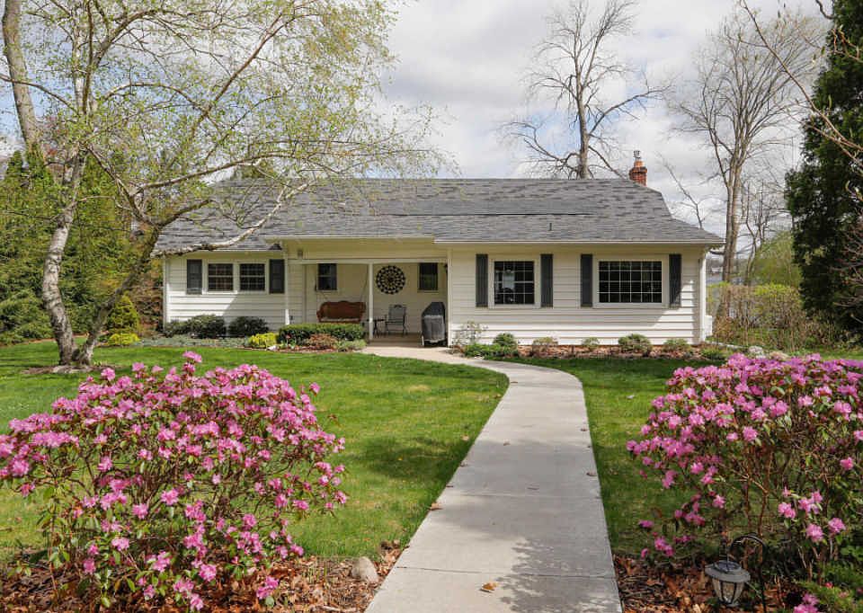 1st image of 715 Lakeview Dr