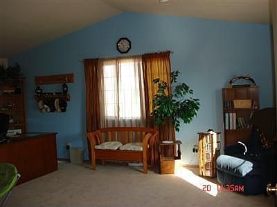 bonus room w/ vaulted ceiling