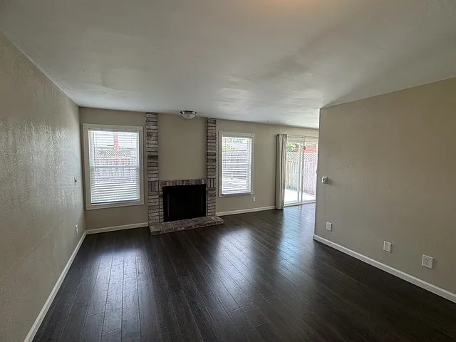 1448 Pleasant St — Photo 5