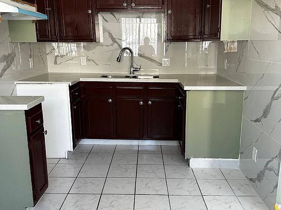 3rd image of 11105 S Mariposa Ave