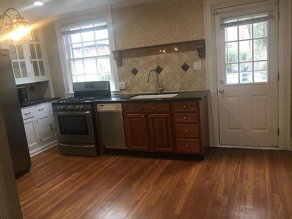5th image of 3867 Beech St
