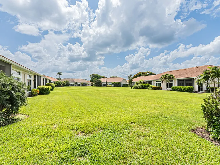 12855 Devonshire Lakes Cir — Photo 42