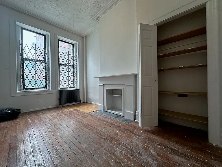 72 Scholes St #1L — Photo 8