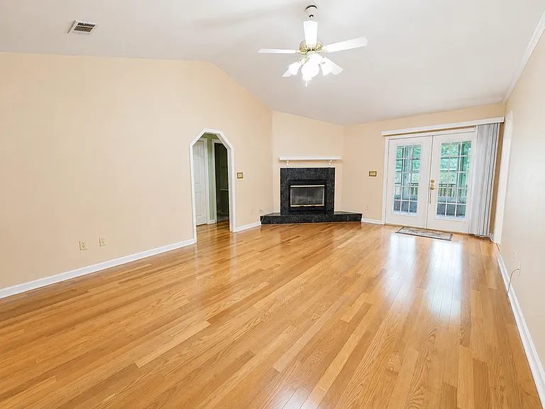 1285 Cordova Cir — Photo 7