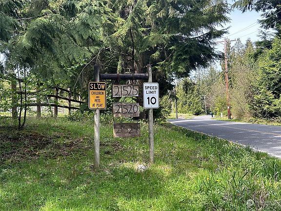 Entrance to shared road. Missing 21522!!>