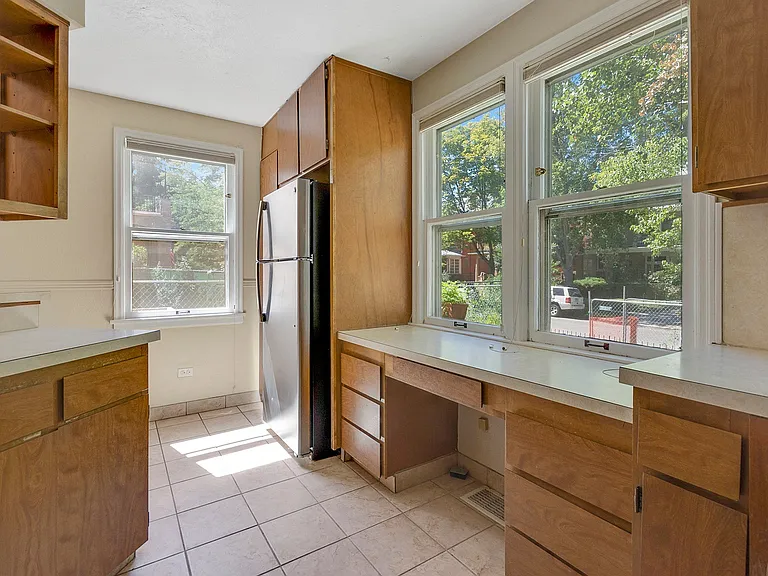 860 N Emerson St — Photo 3