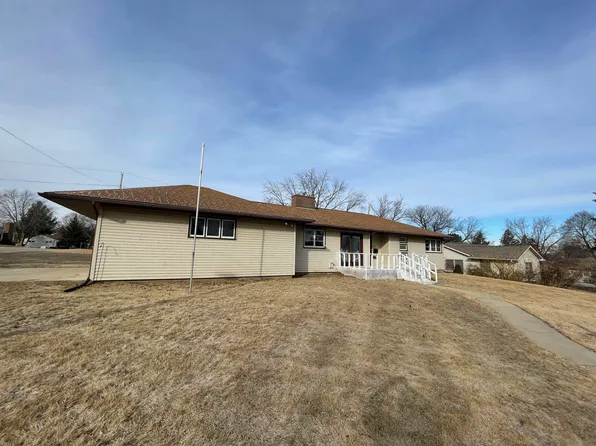 20 Hillside Dr W, Oelwein, IA 50662