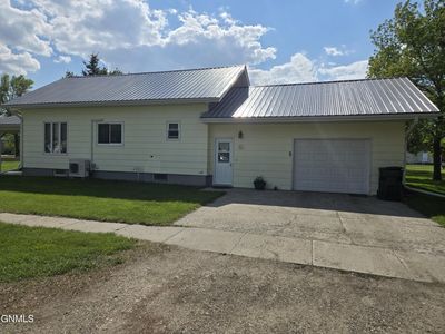 204 1st Ave SE, Zeeland, ND, 58581