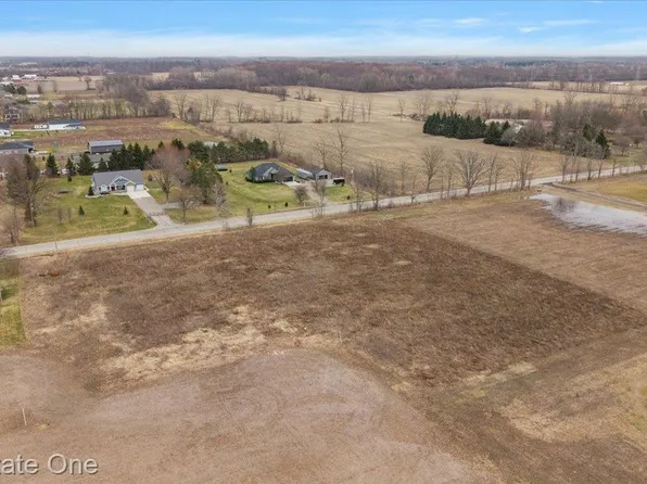 72823 Romeo Plank Rd, Armada, MI 48005