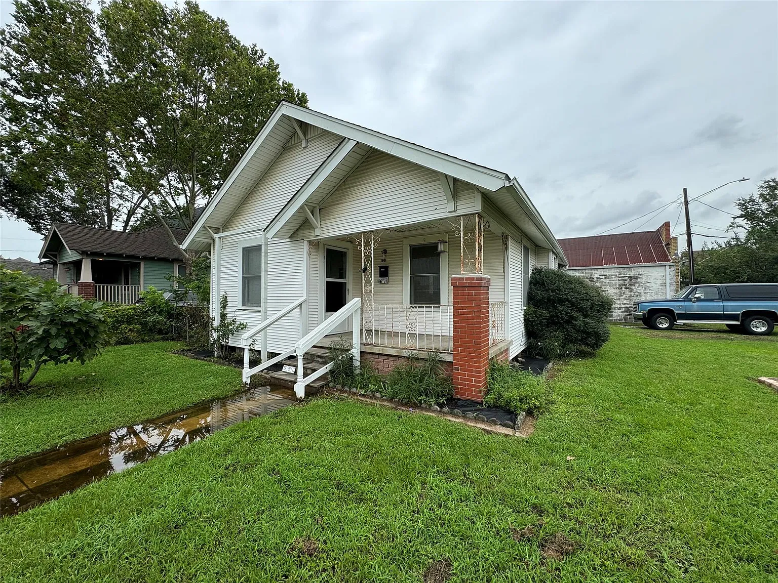 2 bed, 1.0 bath, 1100 sqft, $1,600 — Photo 1