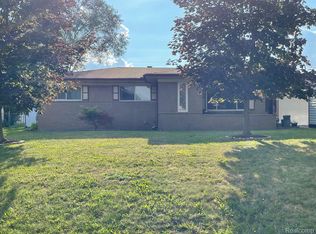 537 Candlestick Dr, Waterford, MI 48328