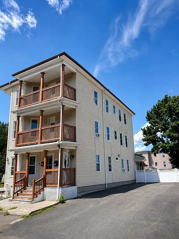 3 bed, 1.0 bath, 1325 sqft, $3,000 — Photo 1