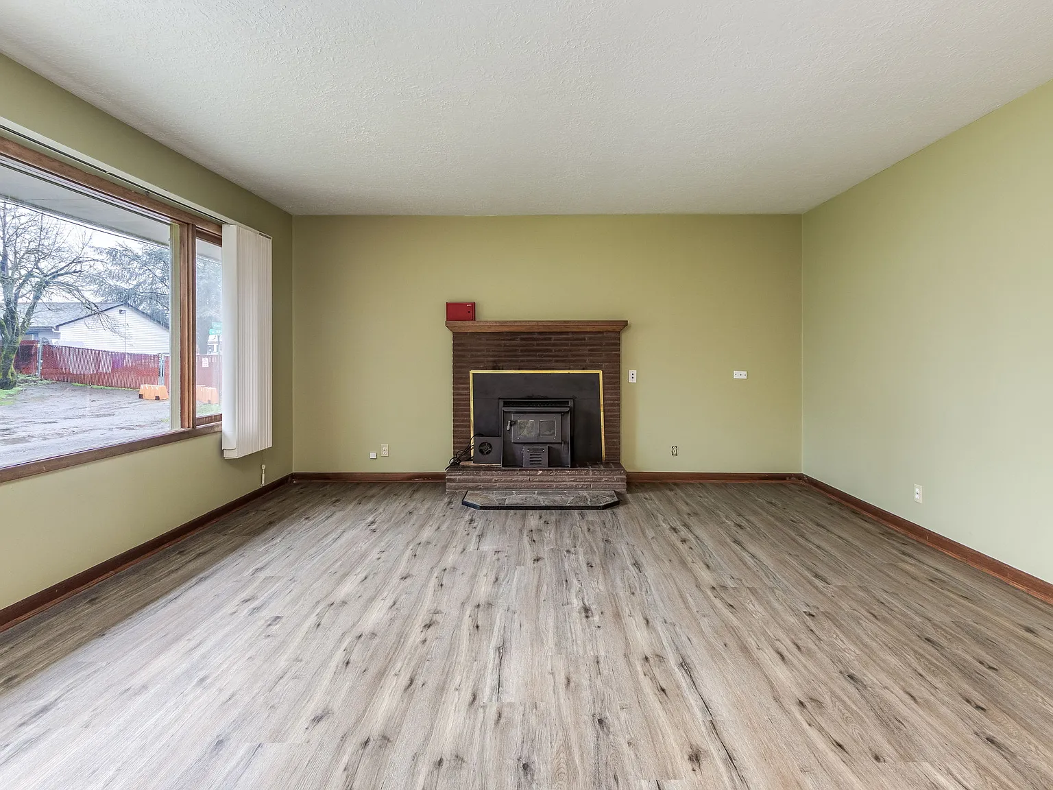 5 bed, 2028 sqft, $4,850 — Photo 4