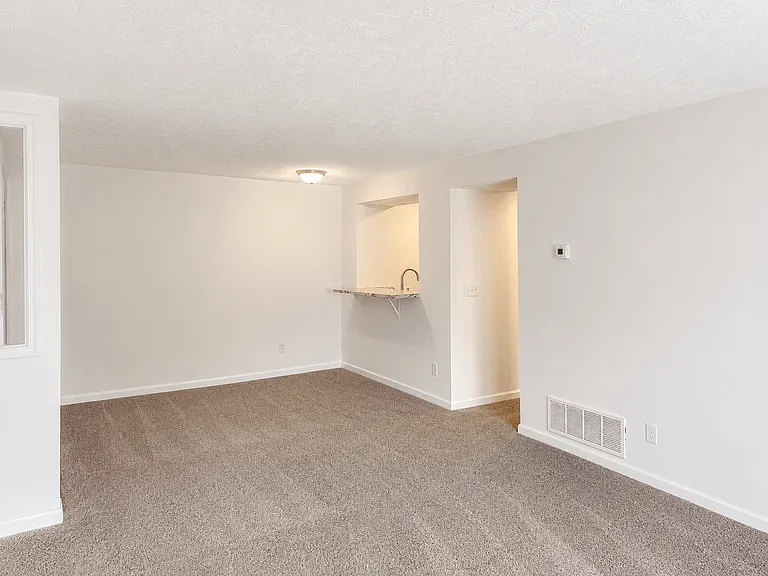 Camelot East Apartments — Photo 18