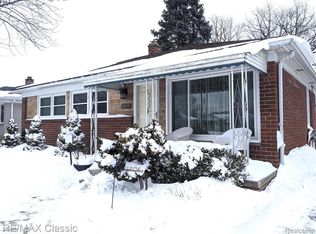 29595 Tamarack Dr, Flat Rock, MI 48134