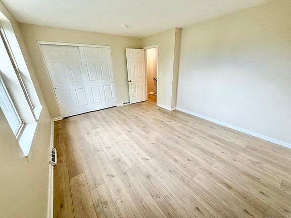 4th image of 7 Ira Ln