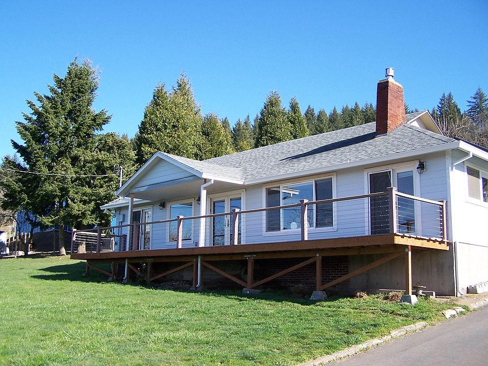 Home with Trex deck faces the View