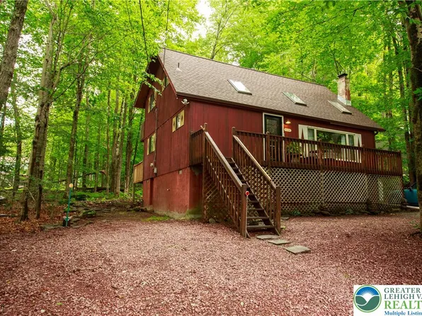 111 Oswayo Dr, Pocono Lake, PA 18347