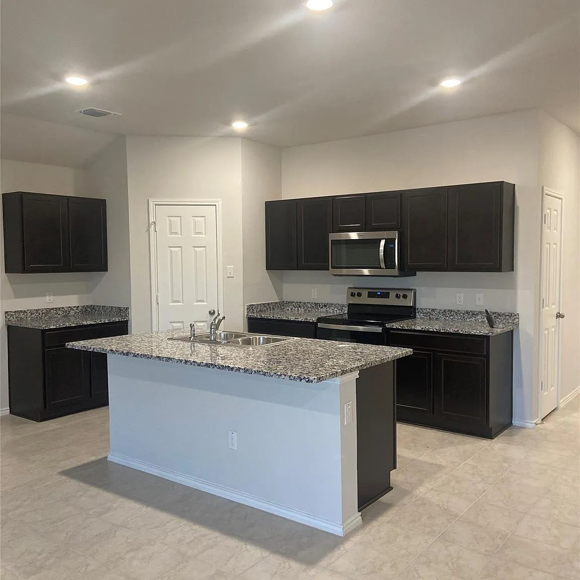 4 bed, 2.0 bath, 1761 sqft, $1,799 — Photo 1