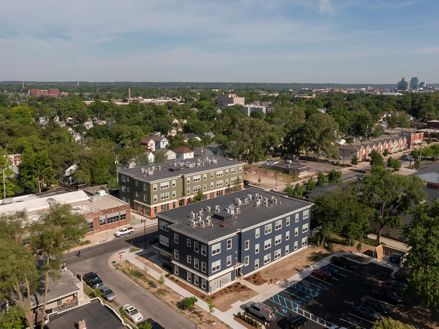 Tate & Thomas Apartments — Photo 4