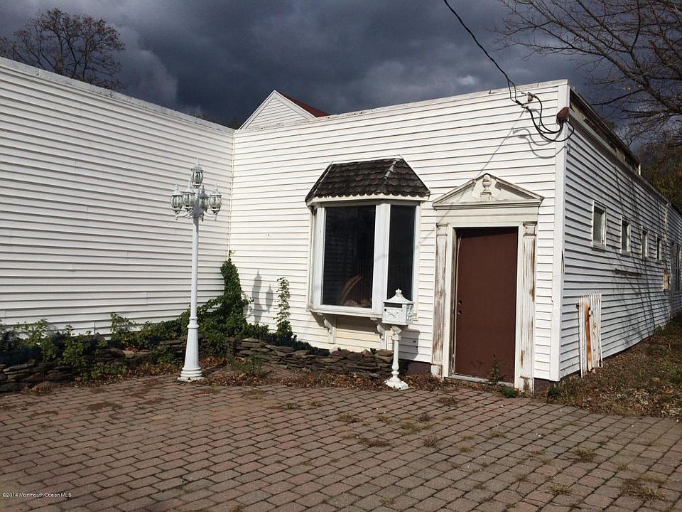 2nd image of 242 Bay Ave