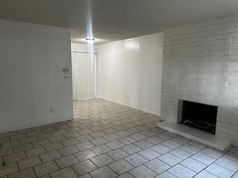 830 Astor Dr — Photo 3