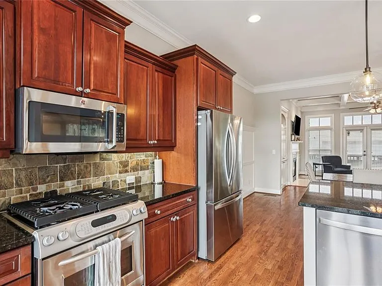 805 Highland Green Way NE — Photo 5