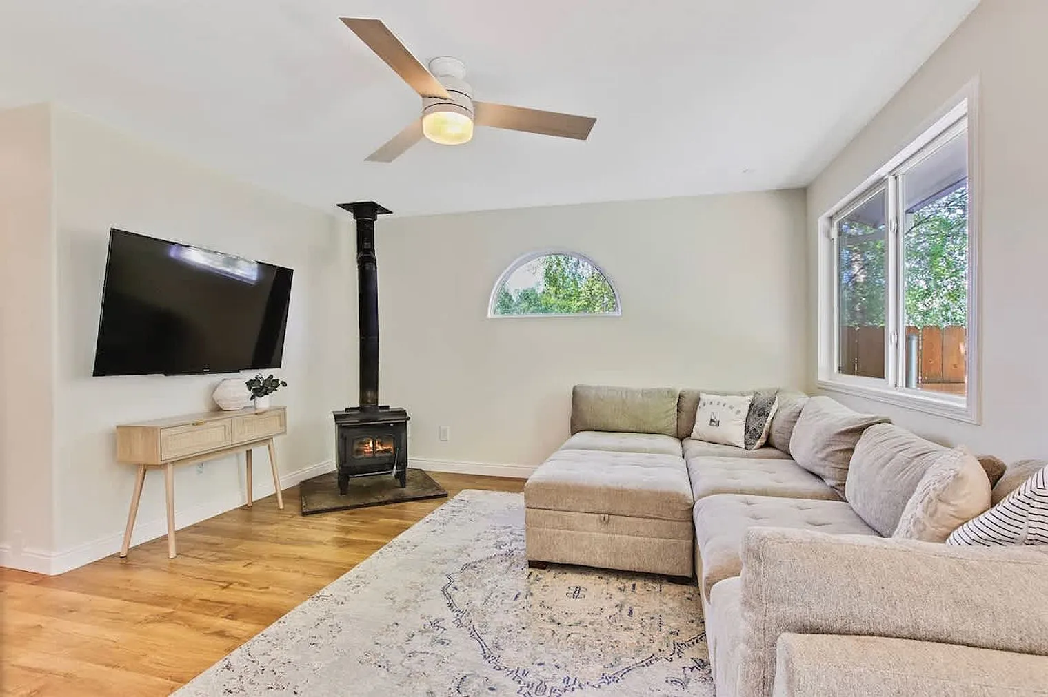 4 bed, 3.0 bath, $7,485 — Photo 2