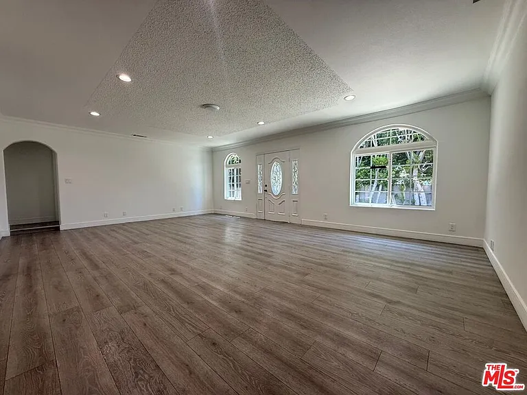 6742 Radford Ave — Photo 24