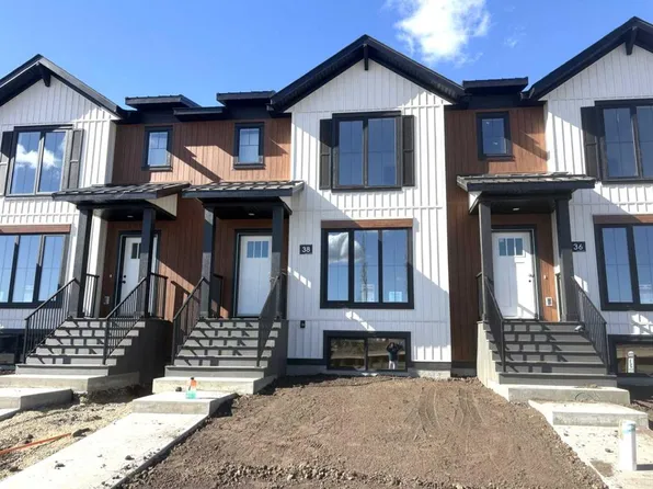 38 E Station Dr, Sylvan Lake, AB T4S 0S5