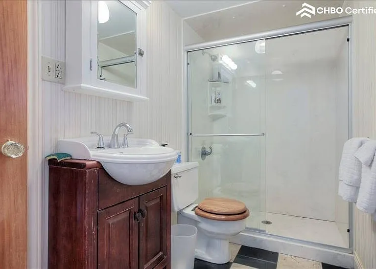 3/4 bath with walk-in shower