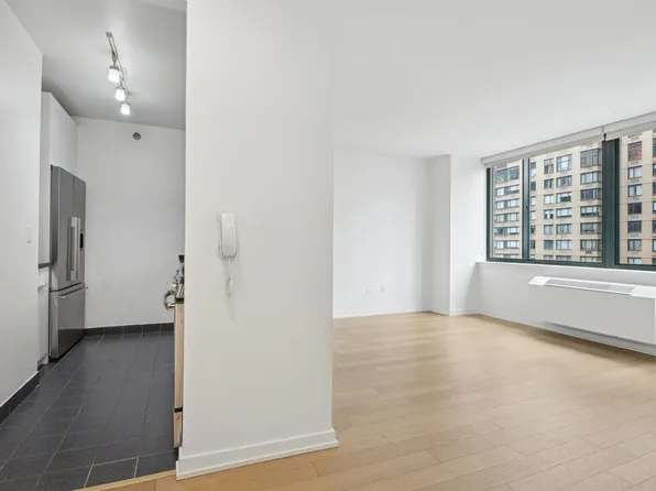 75 West End Avenue image 6 of 37