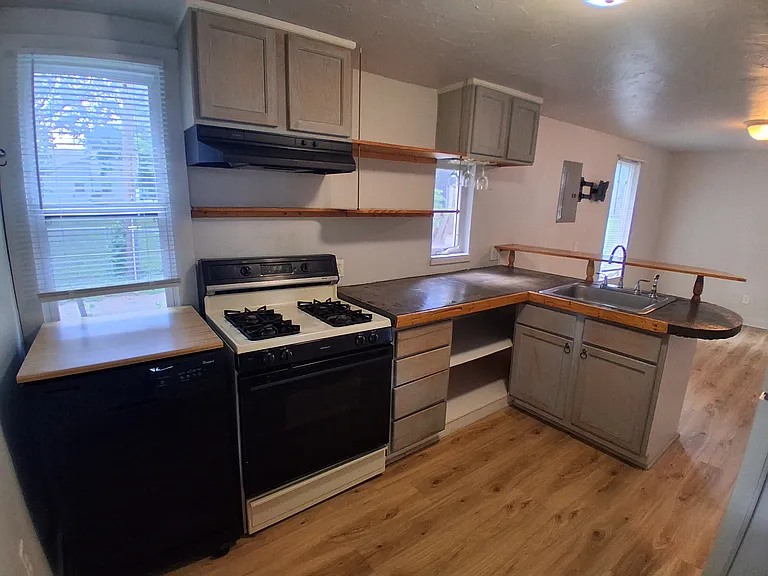 224 1/2 S Lowry St — Photo 2
