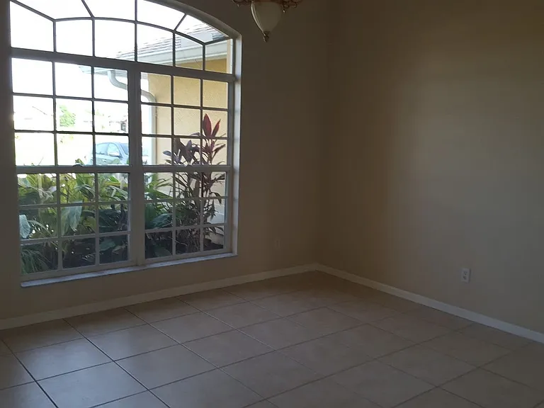 1405 NE 5th Pl — Photo 3