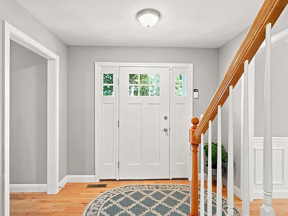 4th image of 883 W Lowell Ave