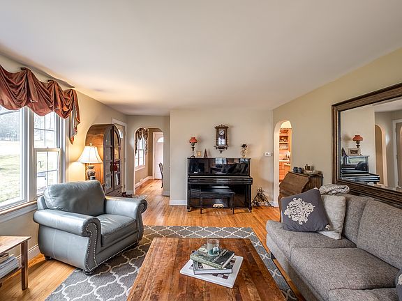 4th image of 1112 Meadow Dr
