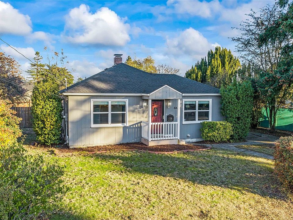 Welcome home to your well maintained and cozy home that is situated on a spacious, green lot.>