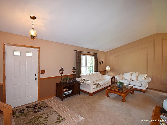 4th image of 30W151 Oxford Dr
