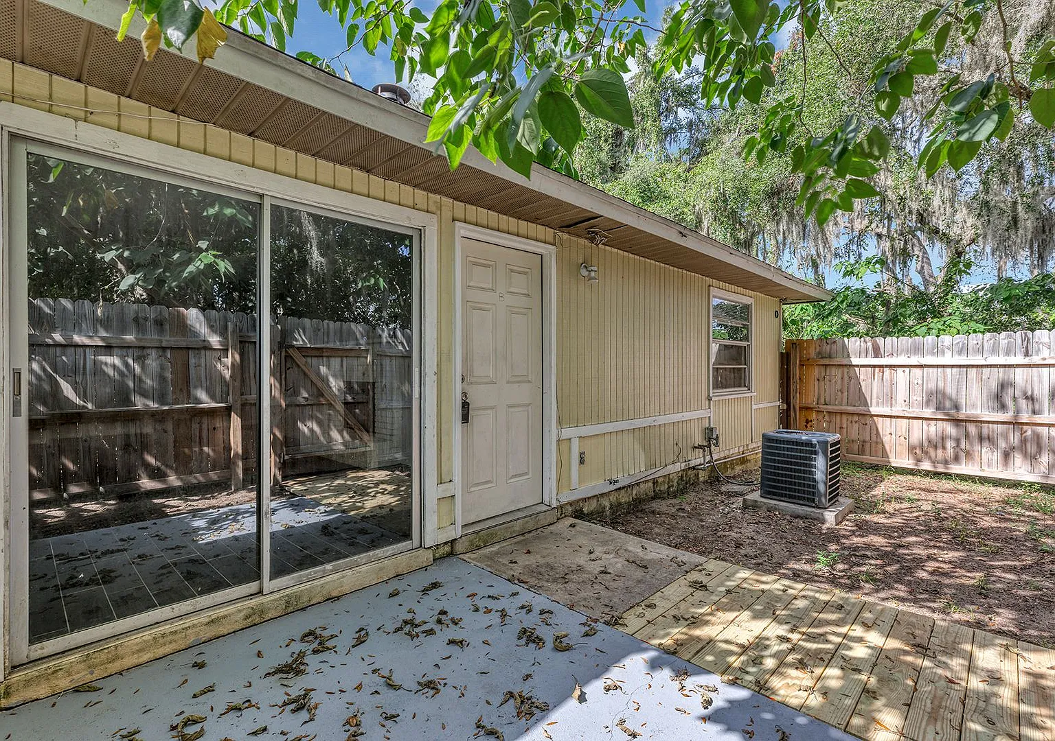 Spacious 3BR/2BA Ocala Home with Modern Finishes,Fireplace Floor-to-Ceiling Sliding Glass Doors &... — Photo 1