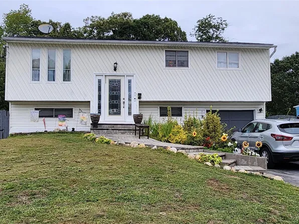 21 Deville Drive, Selden, NY 11784