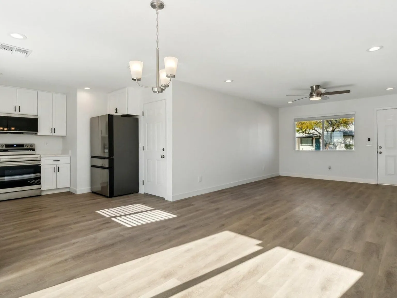 4 bed, 1350 sqft, $2,100 — Photo 2